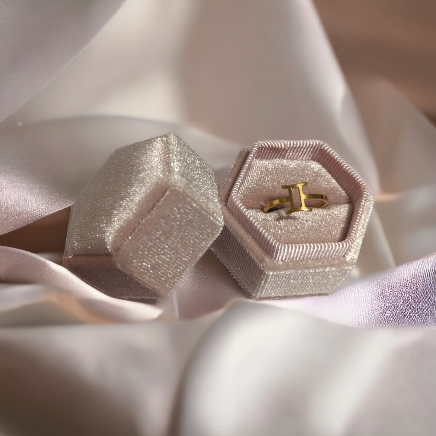 Eleganter Goldring mit Sternzeichen-Design