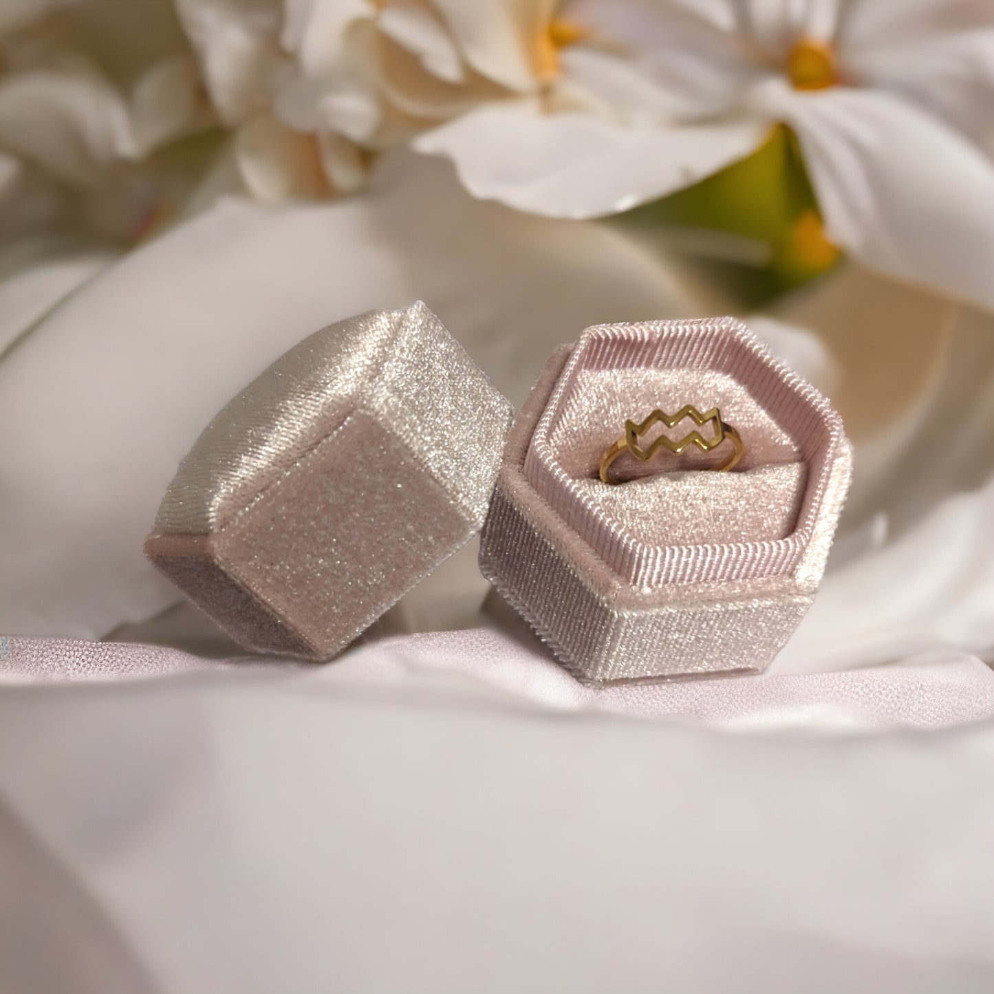 Eleganter Goldring mit Sternzeichen-Design