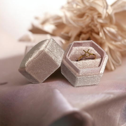 Eleganter Goldring mit Sternzeichen-Design