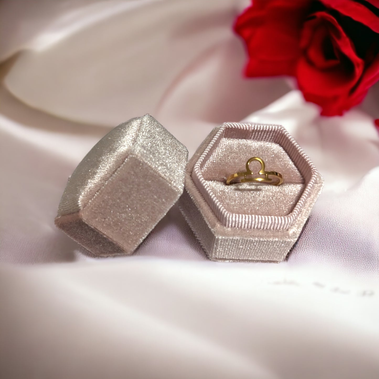 Eleganter Goldring mit Sternzeichen-Design