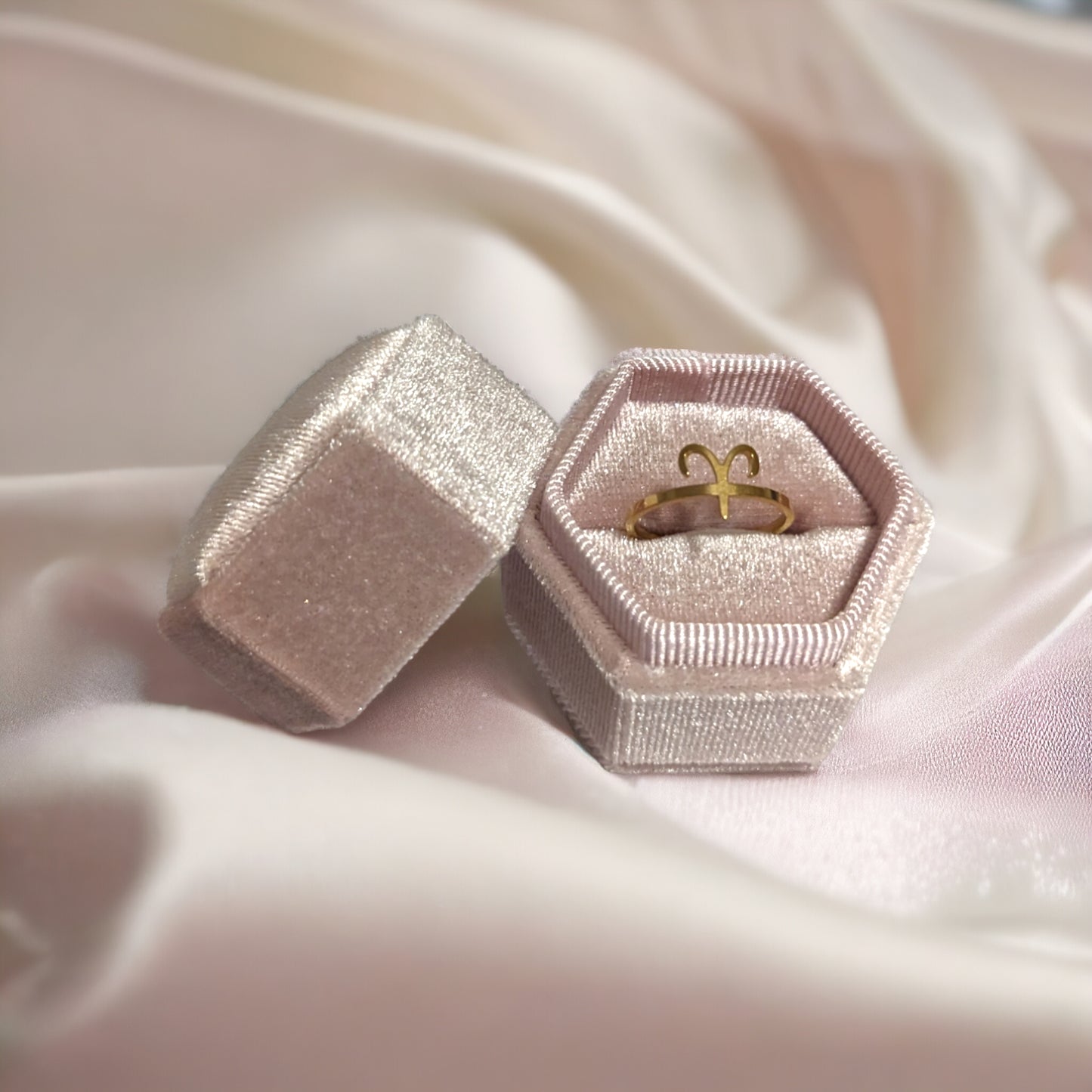 Eleganter Goldring mit Sternzeichen-Design