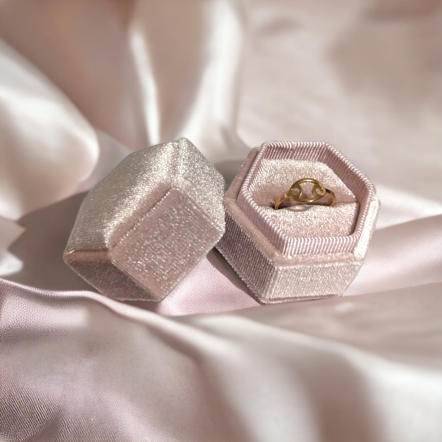 Eleganter Goldring mit Sternzeichen-Design