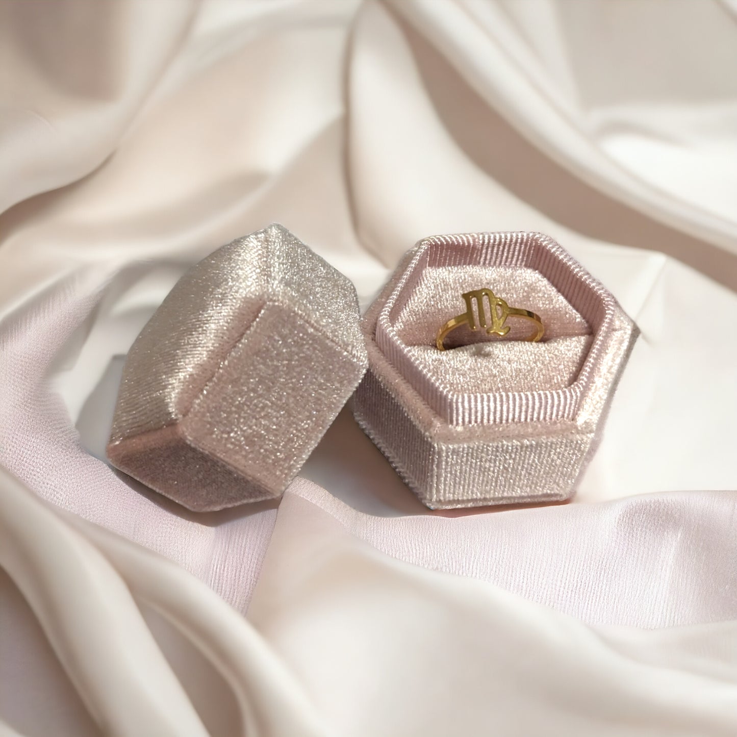 Eleganter Goldring mit Sternzeichen-Design
