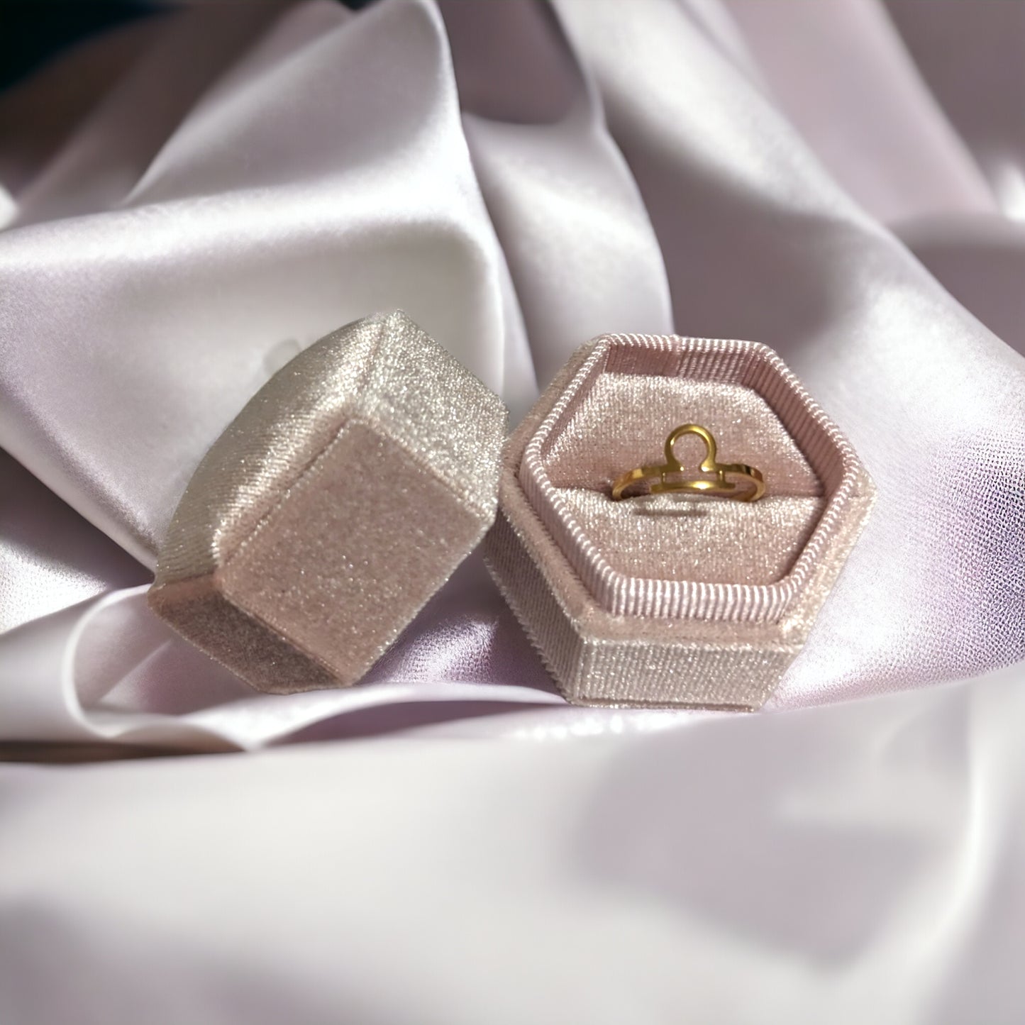 Eleganter Goldring mit Sternzeichen-Design