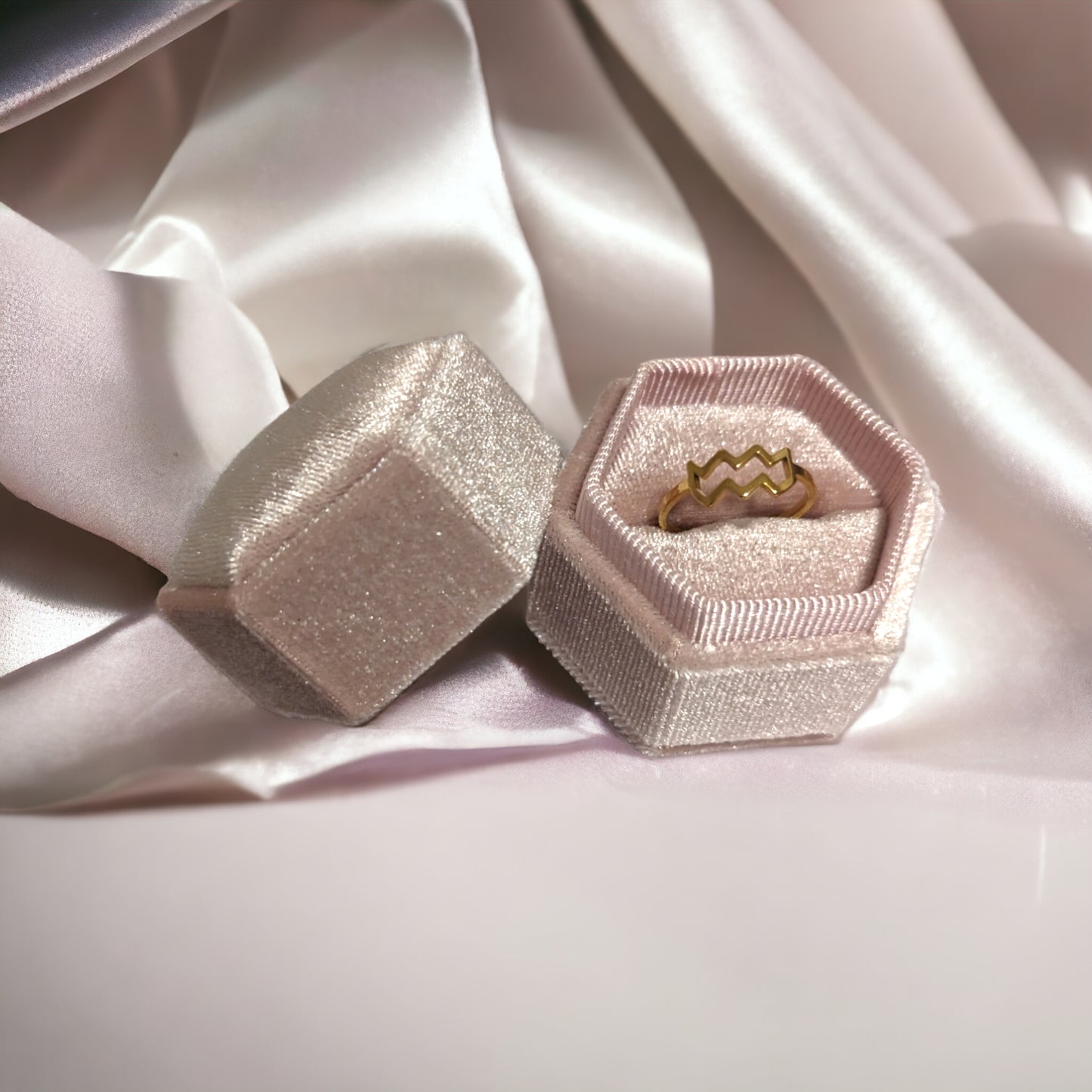 Eleganter Goldring mit Sternzeichen-Design