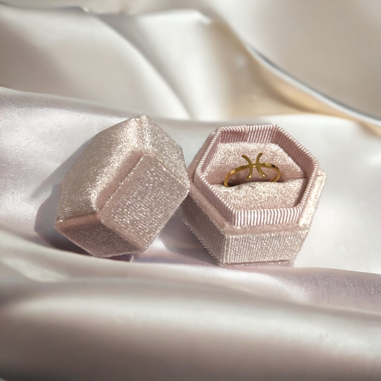 Eleganter Goldring mit Sternzeichen-Design